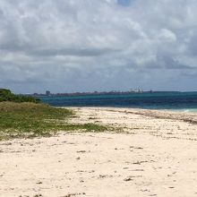 アイヤル浜、その?。奥に見えるは石垣島の摩天楼！