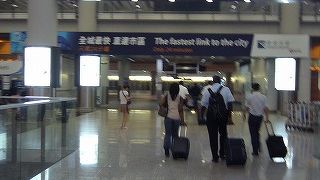 税関検査を抜けるとエアポートエクスプレス駅は目の前