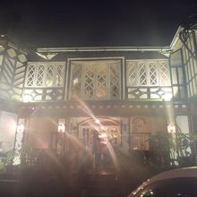 情緒ある英国風の邸宅を利用したレストラン