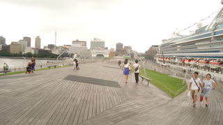 港一望できる展望デッキと赤レンガにや山下公園にもアクセス便利な駐車場もあります