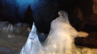 氷柱のある洞窟です