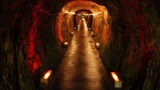 気温13度、真夏の暑さを避けて地底の散歩を楽しめます