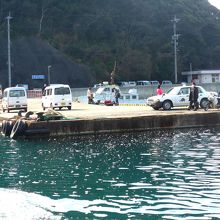 田ノ浦港　何もない　待っているタクシーがこの島一台だけのタク