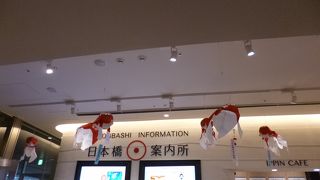 カフェや老舗の商品も買えます