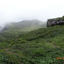 高岳東峰から高岳方面ののぞむ。右の岩が天狗の舞台。