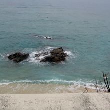 眼下の海岸でサーファーが数人海に入っていました