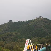 駐車場から城跡を