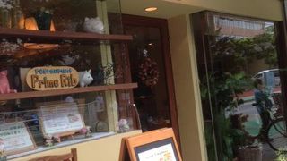 じっくり焼き上げた柔らかいスペアリブ。好みをタレを選べます。