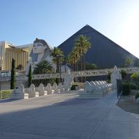 メイン通りから見たホテル本館とスフィンクス