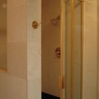 シャワールーム。ガラスの折戸です。