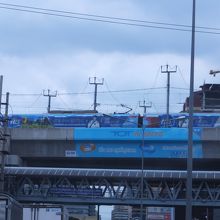 シティーラインの列車と接続歩道橋