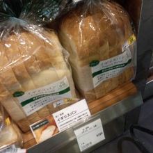 紀伊国屋さんも入っています。便利。