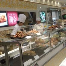 改札内エリアのデりカ。RF1等も有ります