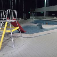 室内プールがあり、子ども用滑り台もあります。