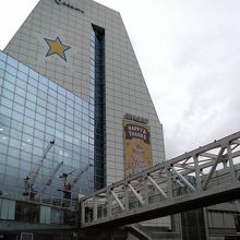 ビルは目立つのですが場所によっては回り道が必要です。