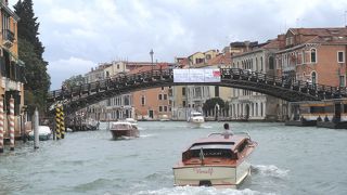 味わいのある木製の橋