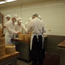 ガイドさんに、ここから厨房の中を見ていいよ、と言われ。