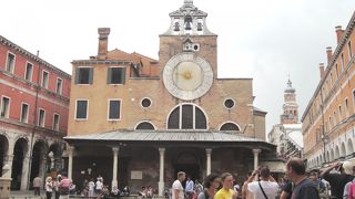 大時計が目を惹く教会