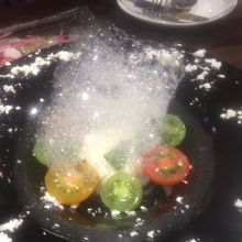 花畑牧場のモッツァレラ。周りのパウダーはオリーブオイル