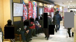 人気のお店は行列です