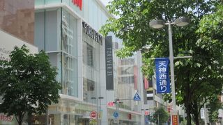 天神西通り　　H&M、岩田屋デパート、セレクトショップが並ぶおしゃれな通り