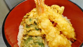 すぐに天丼が食べられるカウンターがある。