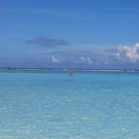 ホテルのプールから続く海です。