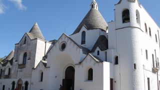 アルベロベッロらしいトゥルッリの教会