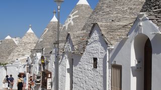 トゥルッリが建ち並ぶ通り