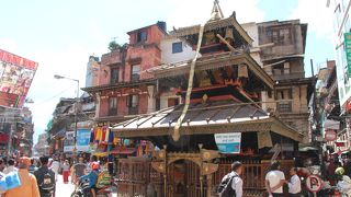 都会の中にある寺院