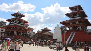 白い三重のネパール寺院