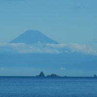 旅館前の浜から望む富士山