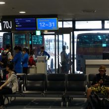 搭乗ゲート。バスで飛行機に向かいます。