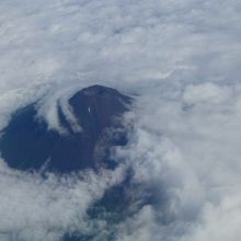 富士山上空を飛びます。こんな風に見えました。