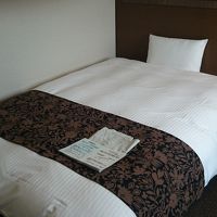 ダブルベッド仕様   シングルの部屋なのに