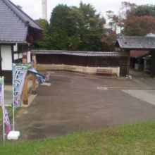 左側がまがり家入口。駐車場から撮影。後ろは飯沼本家の正門。
