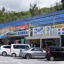 トイレと物産館は離れている