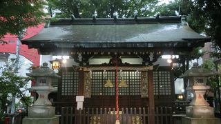 街中に残る神社。