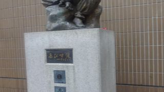 少々遅刻しても、この像の前なら怒らない？