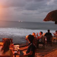 ロックバーの横の夕日の見えるシーフードレストラン