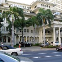 大通りでひときわ目につく白いお城です