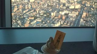 下を見下ろしながらソフトクリーム