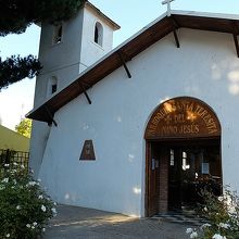 町の入口にある小さな教会です。