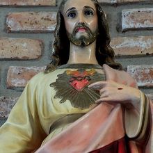 自らの聖心を指差すキリスト像もありました。