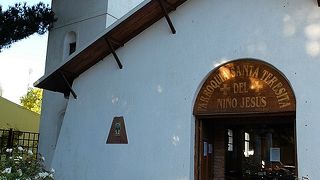 町の入り口にある可愛いサイズの教会