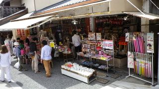 冬が近づけば野鳥が軒先にぶら下がる