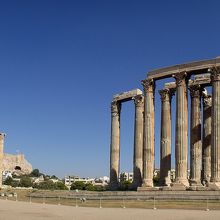 南東側からの神殿とアクロポリス（右側）