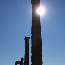 太陽と重なるコリント式の柱