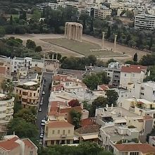 アクロポリス頂上から見下ろすゼウス神殿とアドリアノス門