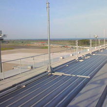 発着する飛行機を見ながらゆったり座れる展望デッキです。